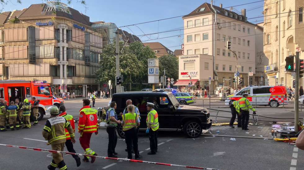 (FOTO) Autom se zaleteo u grupu ljudi na pešačkom prelazu u Štutgartu: Povređeno nekoliko osoba