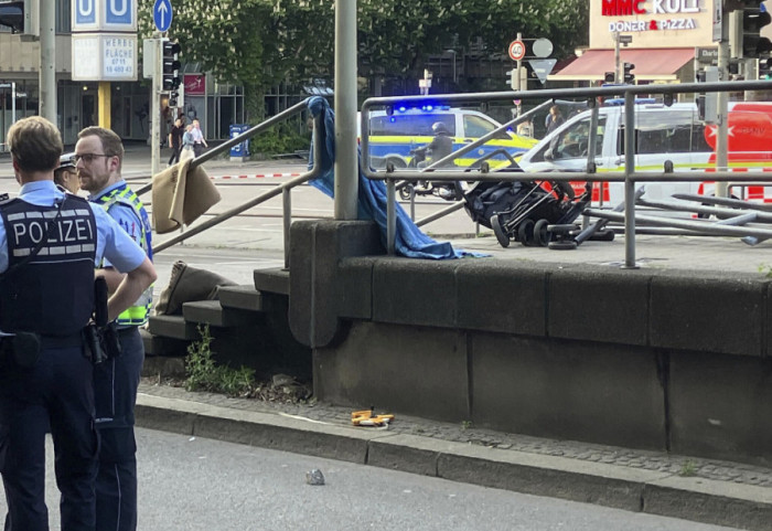Preminula žena (46), povređena nakon što se muškarac u Štutgartu zaleteo kolima u grupu ljudi