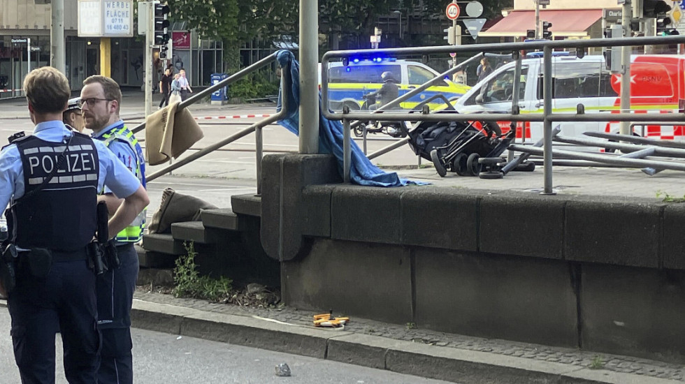 Preminula žena (46), povređena nakon što se muškarac u Štutgartu zaleteo kolima u grupu ljudi