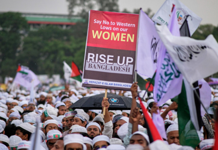 (FOTO) "Recite ne zapadnim zakonima": Hiljade islamista protestuje u Bangladešu protiv unapređenja prava žena