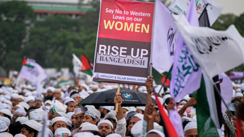 (FOTO) "Recite ne zapadnim zakonima": Hiljade islamista protestuje u Bangladešu protiv unapređenja prava žena