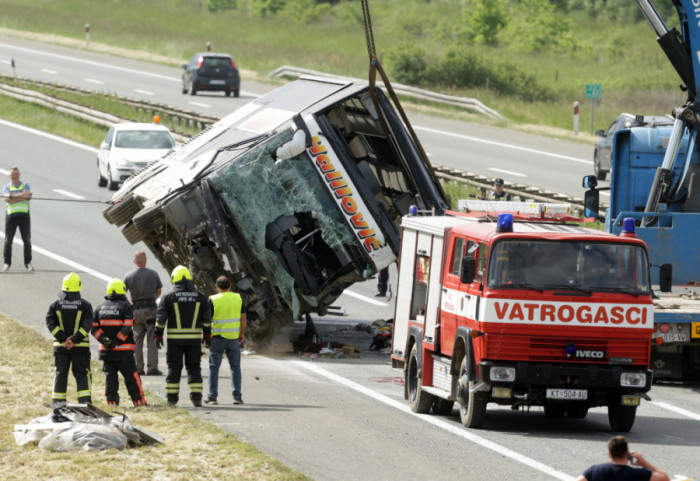 (FOTO) Dvoje poginulo, 31 povređeno u sudaru autobusa i automobila u Hrvatskoj: Kolona ka Zagrebu duga 15 km