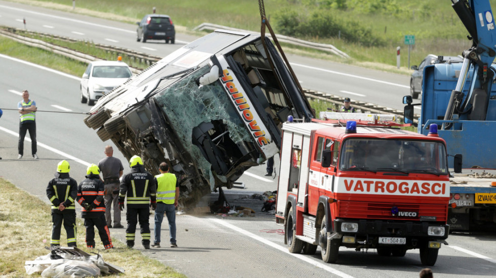 (FOTO) Dvoje poginulo, 31 povređeno u sudaru autobusa i automobila u Hrvatskoj: Kolona ka Zagrebu duga 15 km
