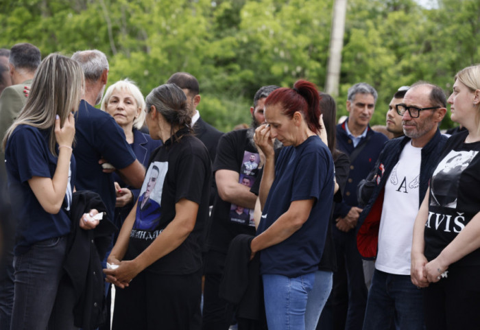 (FOTO) Sećanje na ubijene u Duboni i Malom Orašju: Pušteni beli baloni, čitana pesma "Možda spava", Macut položio venac