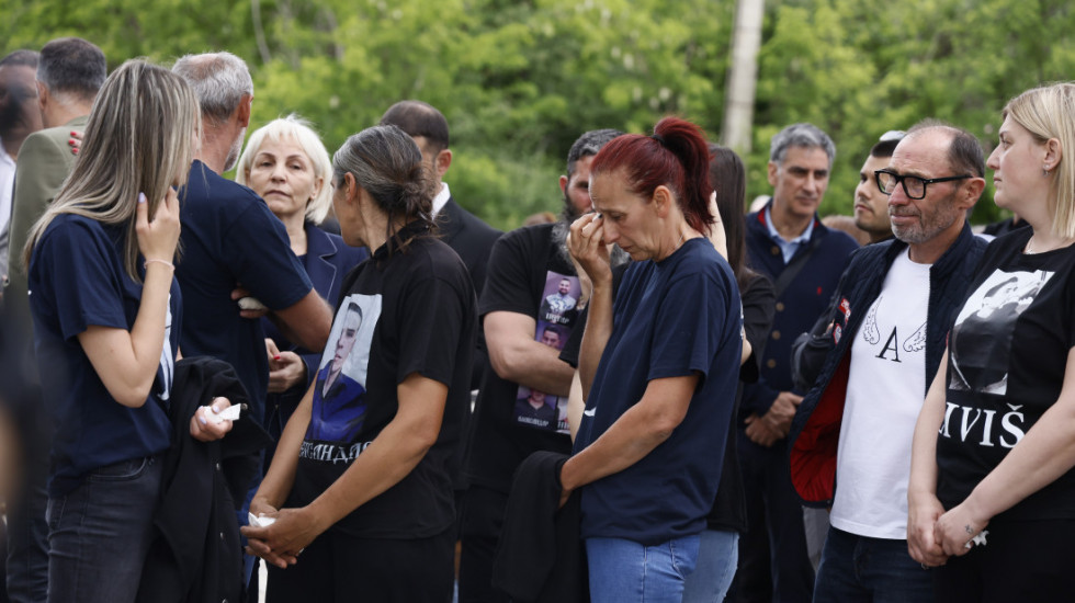 (FOTO/VIDEO) Sećanje na ubijene u Duboni i Malom Orašju: Pušteni baloni, čitana pesma "Možda spava", Macut položio venac