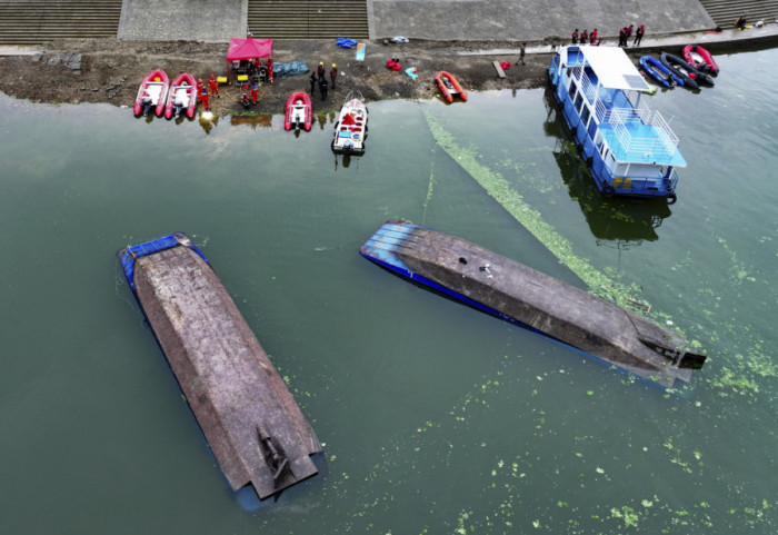 (FOTO) Prevrnuli se turistički brodići u Kini, desetoro se utopilo, 84 putnika upala u reku