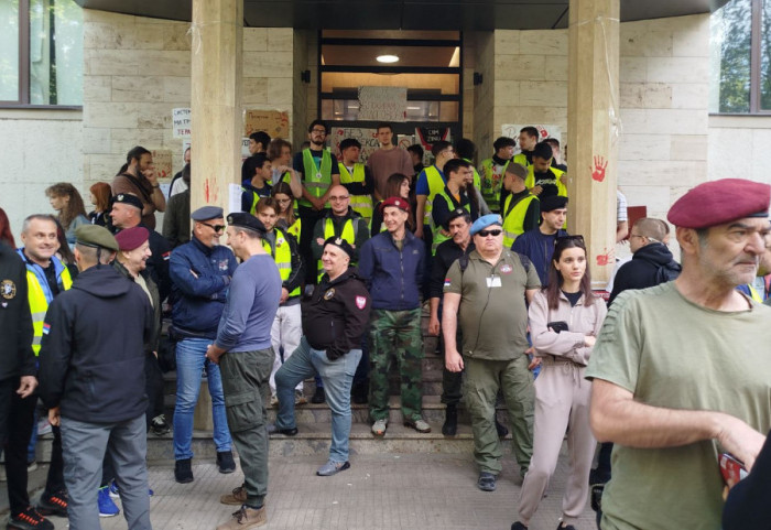 (FOTO) Protest na niškom Medicinskom fakultetu zbog straha od policije, dekan tvrdi da studente niko neće da dira