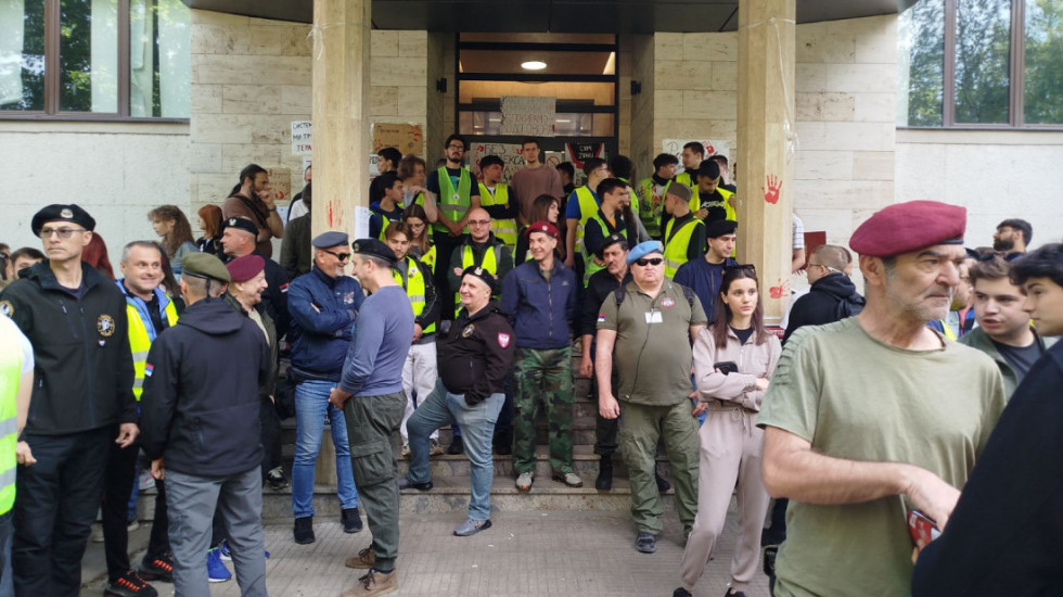(FOTO) Protest na niškom Medicinskom fakultetu zbog straha od policije, dekan tvrdi da studente "niko neće da dira"