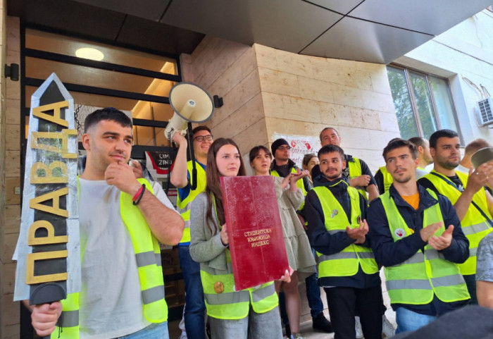 (FOTO) Protest na niškom Medicinskom fakultetu zbog straha od policije, dekan tvrdi da studente "niko neće da dira"