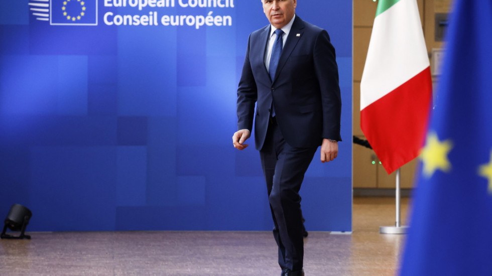 Rumunski predsednik Boložan prihvatio ostavku premijera Marsela Čolakua