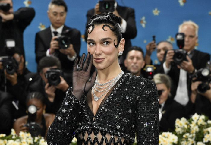 Dua Lipa tuži Samsung za 13,9 miliona evra: "Kupio televizor samo što je Dua na njemu"