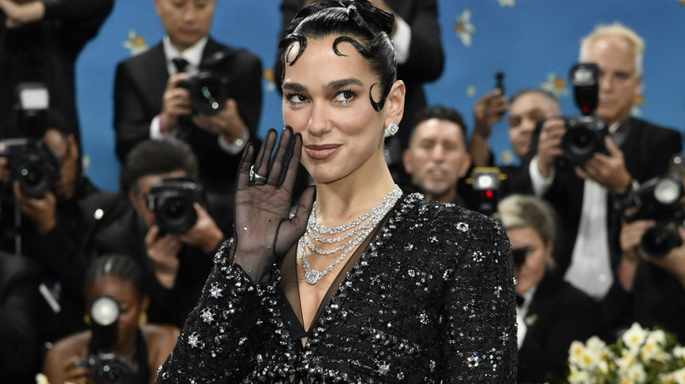 Pevačica Dua Lipa tuži Samsung za 13,9 miliona evra: "Kupio sam televizor samo jer je ona na njemu"