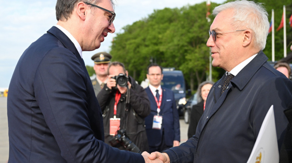 (FOTO/VIDEO) Vučić po sletanju u Moskvu: Posledica će biti, ali po mene lično