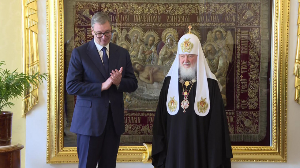 (FOTO) Vučić odlikovao ruskog patrijarha Kirila Ordenom Republike Srbije prvog stepena