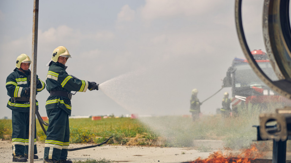 (VIDEO) Zapalio se splav na Adi Ciganliji, požar zahvatio krov objekta