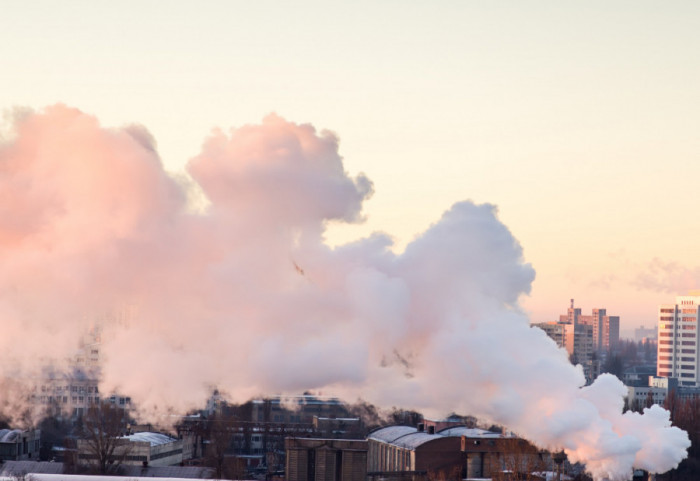 (FOTO) Požar u industrijskoj zoni u Kataloniji izazvao toksični oblak hlora: Oko 160.000 ljudi upozoreno da ne izlazi