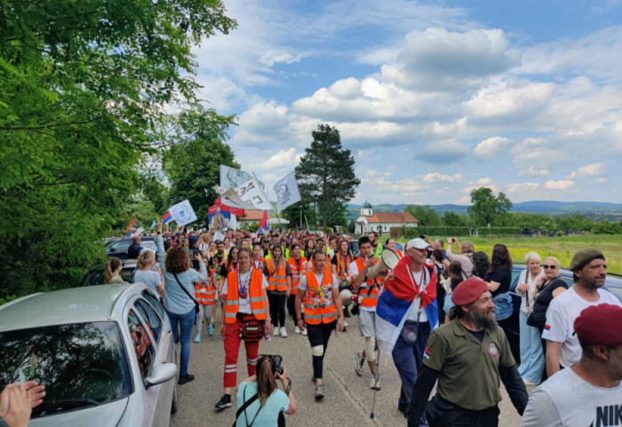 (FOTO) Studenti i srednjoškolci stigli u Gornje Nedeljice posle protesta "Marš na Drinu"