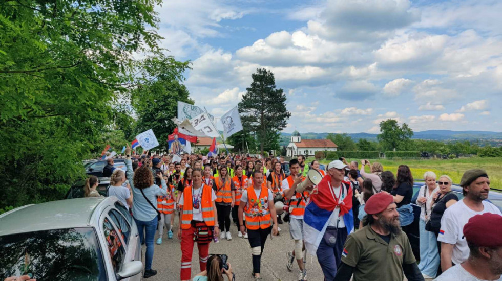 (FOTO) Studenti i srednjoškolci stigli u Gornje Nedeljice posle protesta "Marš na Drinu"