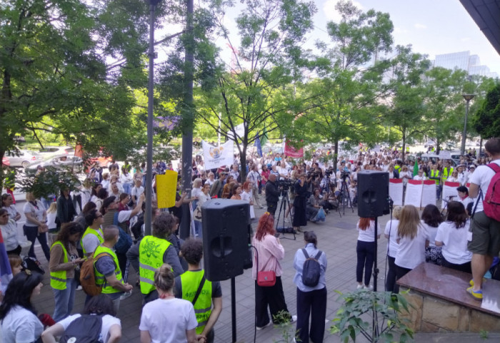 (FOTO/VIDEO) Protest zaposlenih u predškolskim ustanovama: Ispred Ministarstva pročitano pet zahteva
