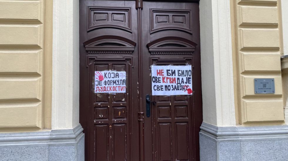 (VIDEO) Učenici Zemunske gimnazije blokirali školu, nakon toga direktorka poručila da će "svi zahtevi biti usvojeni"