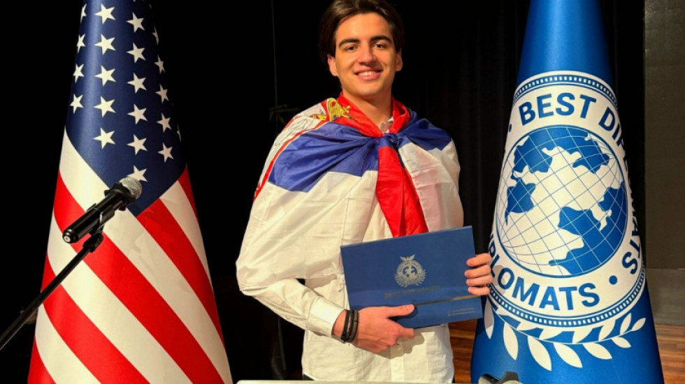 "Odlazim da bih se vratio": Maturant Strahinja je najbolji diplomata na svetu, pobedio je i Trampovog čoveka iz CIA