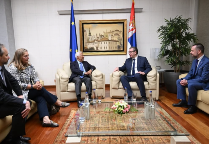 (FOTO) Predsednik Evropskog saveta stigao u Srbiju: Vučić ga dočekao na aerodromu i poželeo mu dobrodošlicu