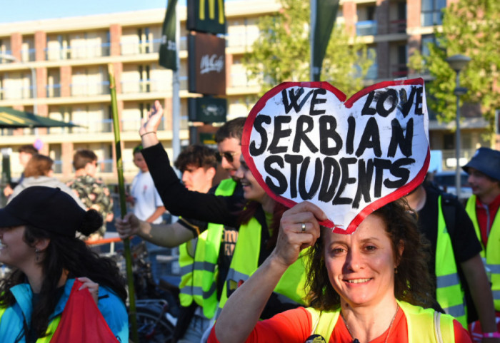 (VIDEO) Posle trke duge 1.933 kilometra studenti štafetni maratonci stigli u Brisel, dočekani kao heroji
