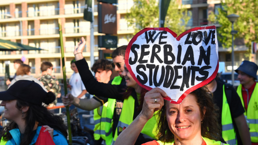 (VIDEO) Dočekani kao heroji: Nakon trke od skoro 2.000 kilometara, studenti štafetni maratonci stigli u Brisel
