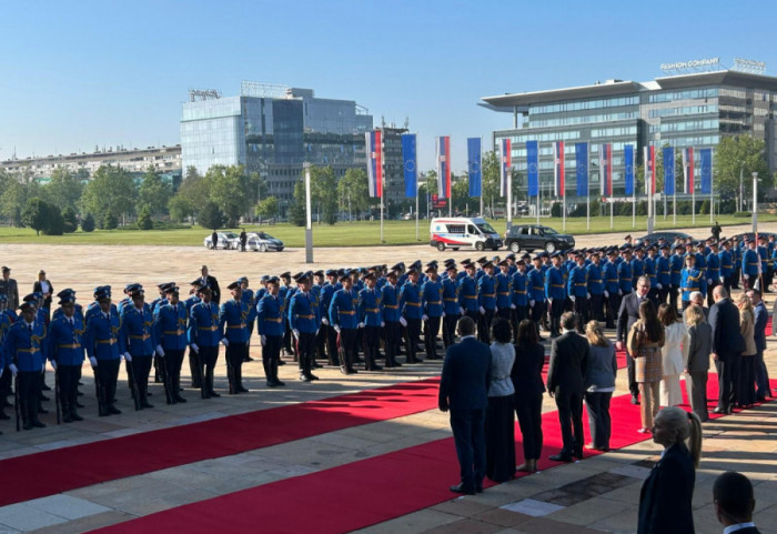Svečana ceremonija ispred "Palate Srbija", Vučić uz državne počasti dočekao Koštu