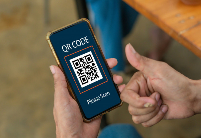 Trgovina drogom preko QR koda u Britaniji, po ulicama stikeri kanabisa sa porukom "preuzmite svoju dostavu"