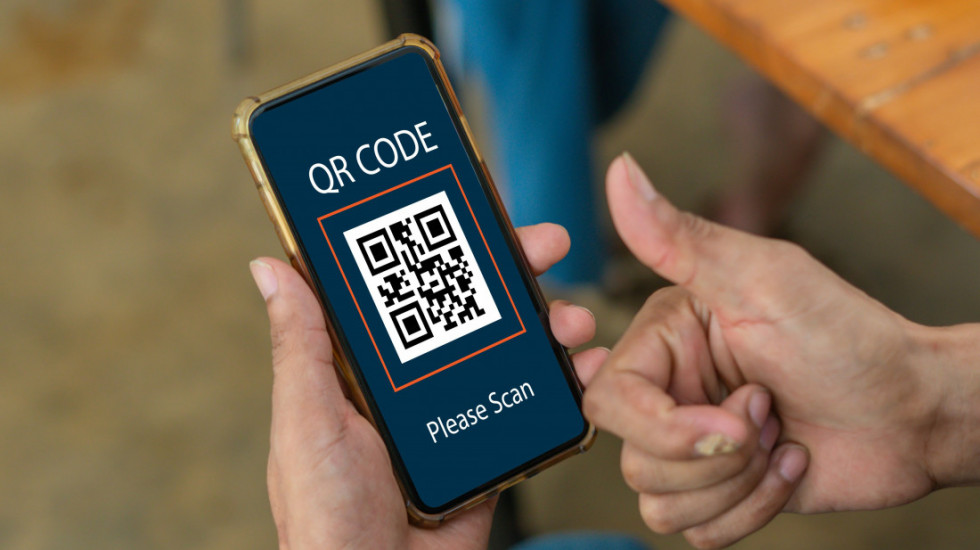 Trgovina drogom preko QR koda u Britaniji, po ulicama stikeri kanabisa sa porukom "preuzmite svoju dostavu"