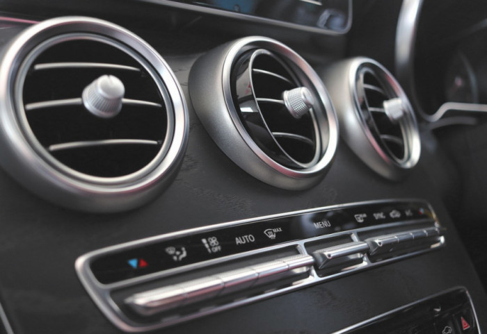 Stručnjak objašnjava zašto ne treba odmah uključiti klimu u vrelom automobilu