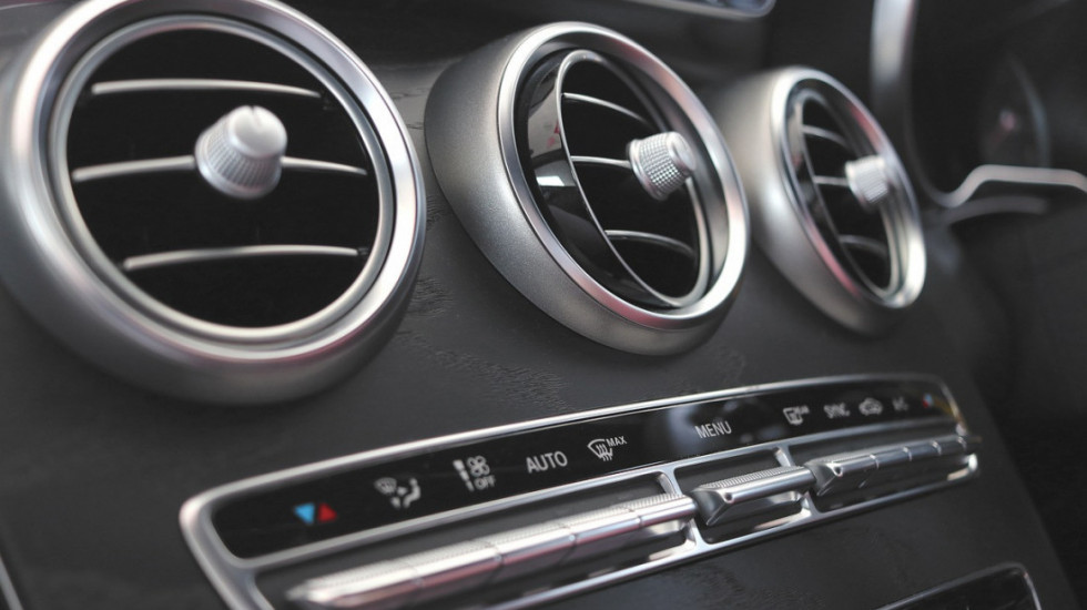 Stručnjak objašnjava zašto ne treba odmah uključiti klimu u vrelom automobilu