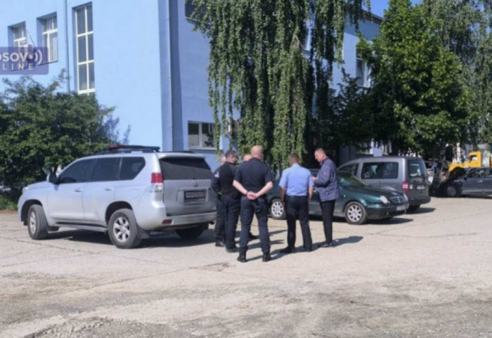 Kosovska policija ispred JKP "Vodovod Ibar", radnicima rečeno da napuste kancelarije