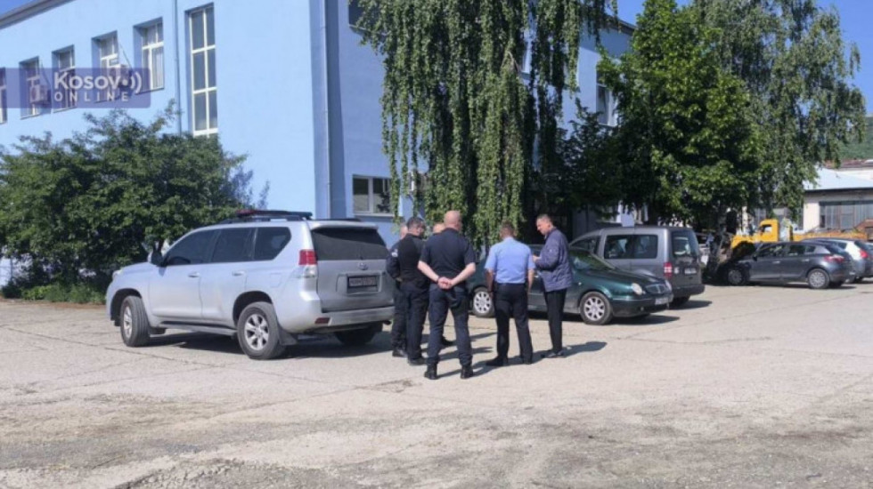 Kosovska policija ispred JKP "Vodovod Ibar", radnicima rečeno da napuste kancelarije