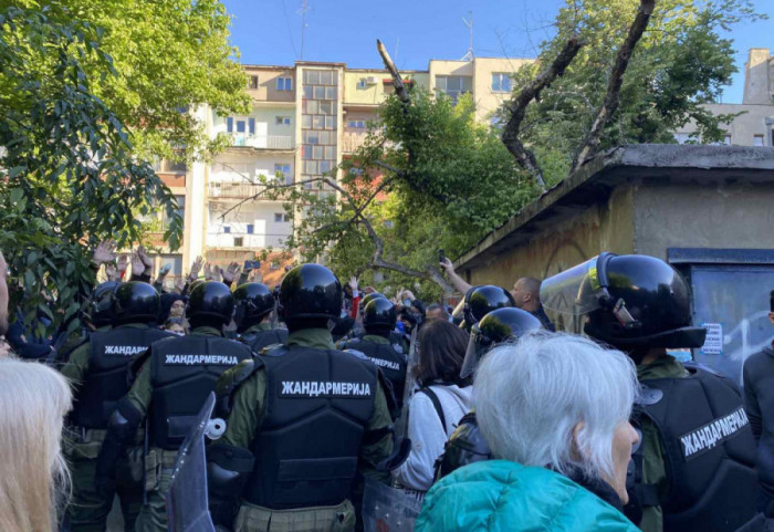 (FOTO/VIDEO) Protest ispred Višeg suda u Novom Sadu: Guranje građana i policije, bačen i suzavac
