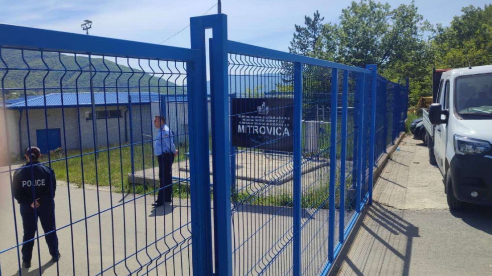 (VIDEO) Kosovska policija upala u prostorije vodovoda u Zubinom Potoku, a zatim i u Halu sportova u S. Mitrovici