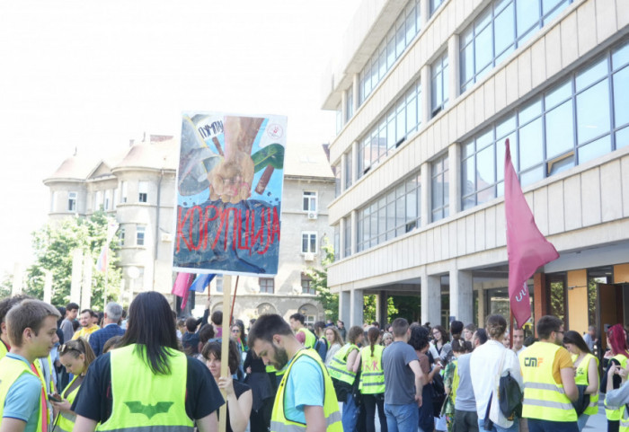 (FOTO/VIDEO) Protest studenata ispred Palate pravde: Podrška uhapšenim aktivistima PSG i "Stav"