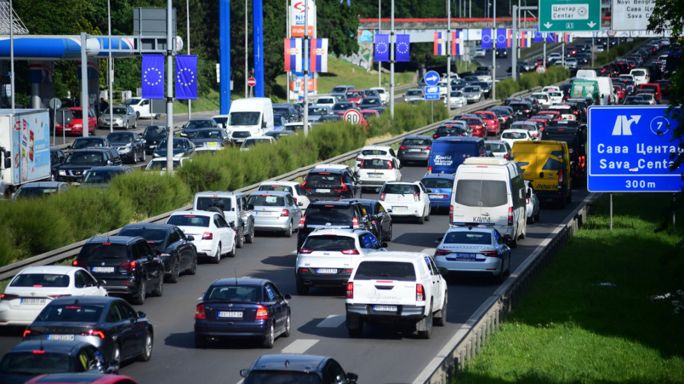 AMSS: Putnička vozila na izlazu na Gradini čekaju 40 minuta, na Preševu 60 minuta