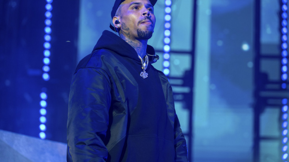 Uhapšen pevač Kris Braun, osumnjičen da je naneo teške telesne povrede muzičkom producentu
