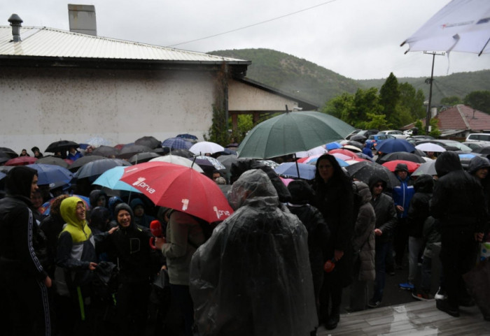 (VIDEO) Protest dece i njihovih roditelja ispred Hale sportova u Kosovskoj Mitrovici