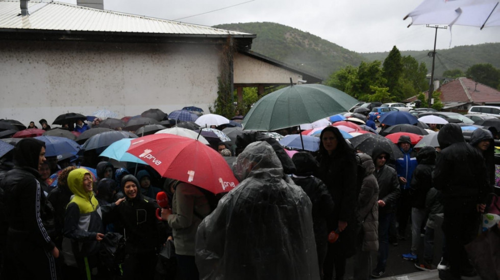 (VIDEO) Protest dece i njihovih roditelja ispred Hale sportova u Kosovskoj Mitrovici