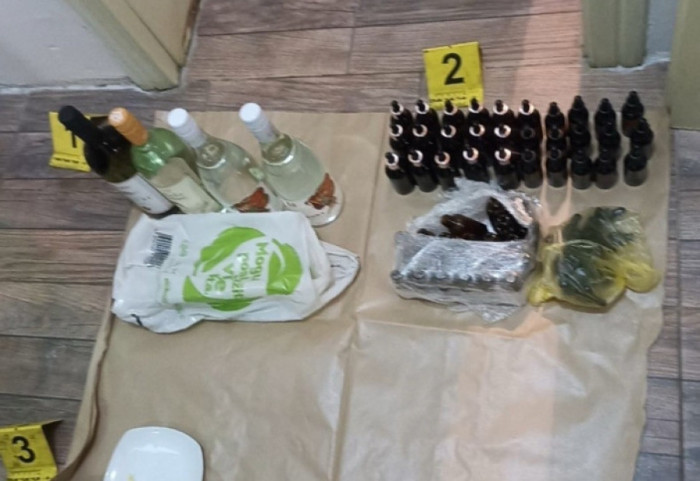 (FOTO) Uhapšen muškarac (37) u čijem je stanu pronađeno oko pet litara supstance za proizvodnju droga, amfetamin i MDMA