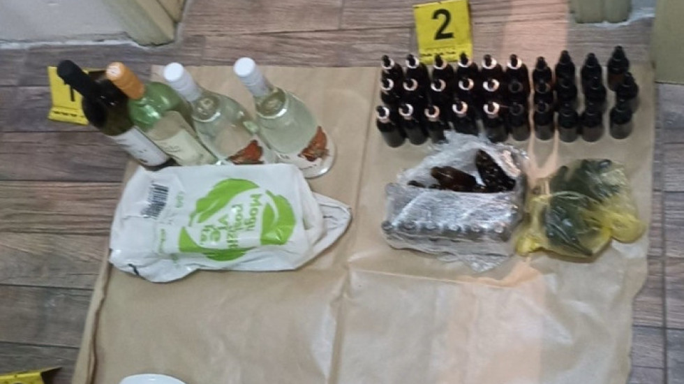 (FOTO) Uhapšen muškarac (37) u čijem je stanu pronađeno oko pet litara supstance za proizvodnju droga, amfetamin i MDMA