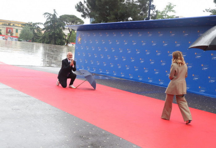 (FOTO) Edi Rama na kolenima dočekao italijansku premijerku u Tirani