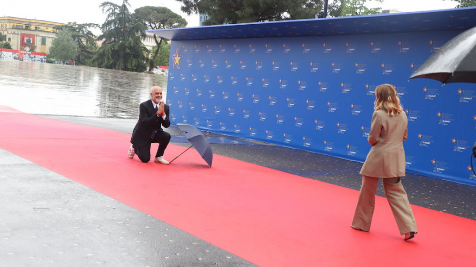 (FOTO) Edi Rama na kolenima dočekao italijansku premijerku u Tirani