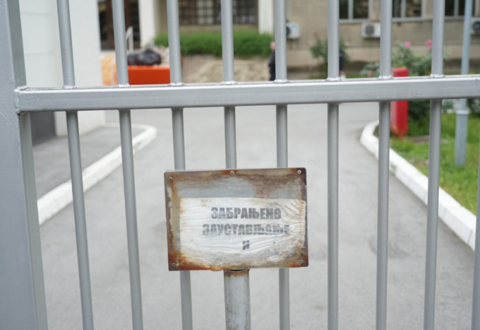 Skup zdravstvenih radnika ispred zatvora na Klisi, podrška uhapšenom lekaru KCV