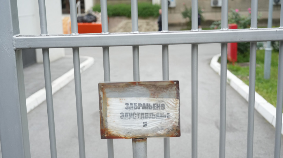Skup zdravstvenih radnika ispred zatvora na Klisi, podrška uhapšenom lekaru KCV