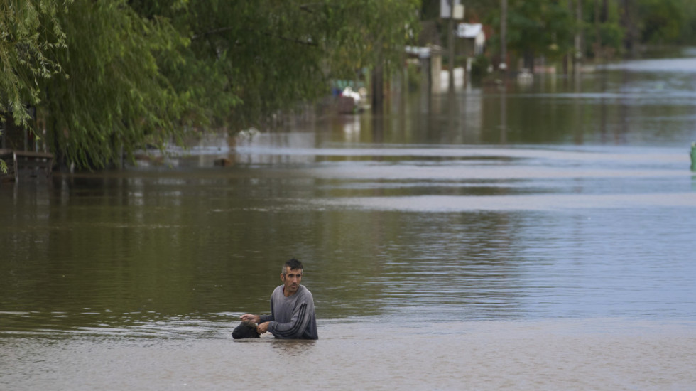 (FOTO) Velike poplave u Argentini, naređena evakuacija stanovništva
