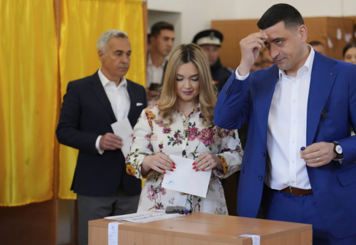 Drugi krug predsedničkih izbora u Rumuniji: Otvorena birališta, glasala oba kandidata